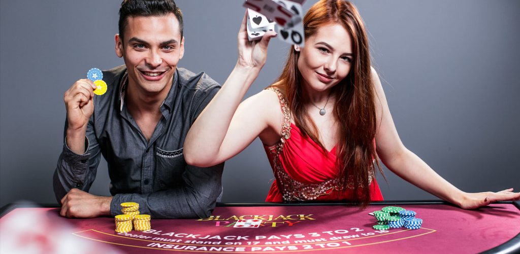Alles dat je wilt weten over live casino spellen
Het allereerste online casino opende in 1995 haar digitale deuren. Het spelaanbod was destijds zeer beperkt en bestond voornamelijk uit de bekende traditionele spellen, zoals blackjack en roulette. Het grootste aanbod van casino spellen die men in een online casino kon spelen, bestond vooral uit gokkasten. Langzaam maar zeker werd het spelaanbod uitgebreid met videoslots en deze werden in zeer kort tijd enorm populair. Dit was vooral te wijten aan de vele extra features die men in de videoslots verwerkte. Videoslots hadden en hebben nog steeds een grote aantrekkingskracht op bezoekers van het online casino. Tot op dat de dag van vandaag behoren videoslots dan ook tot de meest gespeelde spellen in een online casino. De traditionele gokkasten kun je uiteraard nog steeds spelen, maar daar wordt slechts door een kleine groep liefhebbers van klassieke gokkasten gebruik van gemaakt.
Een ander soort spel dat in de afgelopen jaren in rap tempo aan populariteit heeft gewonnen, is het live casinospel. Bij een live casinospel wordt er via een videoverbinding contact gelegd met een spelstudio of een ruimte die zich in een fysiek casino bevindt. Je ziet een decor dat overeenkomt met wat je ziet in een echt fysiek casino, maar speelt de spellen gewoon op je laptop of je smartphone. Bij live casino spellen is er ook een echte dealer, croupier of spelleider die vanuit een spelstudio de kaarten deelt, de kogel door de roulette slingert of een spel in goede banen leidt.
Live dealer games zoals live casino spellen ook wel genoemd worden, bestaan al langer dan mensen vaak denken. Al 3 jaar nadat het eerste online casino was geopend werd er namelijk al een live dealer spel gelanceerd. De techniek van toen was echter nog niet optimaal genoeg en dat leidde tot problemen met bijvoorbeeld de verbinding en de software die gebruikt werd tijdens het spelen. Dergelijke problemen komen tegenwoordig niet meer voor. Wat men in 1998 voor ogen had, een live casinospel aanbieden en de ambiance van een echt fysiek casino nabootsen, is inmiddels meer dan realiteit.
De kenmerken van het live casino
Het live casino is onderdeel van een online casino, net zoals pokerspellen, videoslots en gokkasten aparte spelsoorten zijn. De verschillende spellen die een online casino aanbiedt, bedien je vanaf je computer, de laptop of je telefoon. Je kunt het vergelijken met het spelen van een videogame, maar dan wel met het grote verschil dat je bij het spelen van een casinospel geld kunt winnen en verliezen. Spellen die je in een online casino kunt spelen, worden altijd tegen de spelcomputer van het casino gespeeld. Je speelt deze spellen ook altijd alleen en dus niet met andere spelers tegelijk, zoals dit in een fysiek casino wel gebeurd. Live casino spellen vormen hierop de uitzondering. De meeste live casino spellen speel je namelijk met meerdere spelers tegelijk, zoals dit ook in een echt casino het geval is. Je speelt ook niet tegen een spelcomputer, maar het casinospel staat onder leiding van een echte dealer, croupier of spelleider. Deze man of vrouw werkt dus vanuit een spelstudio of een echt casino en staat via een videoverbinding in contact met de spelers in het live casino.
Je kunt met de dealer of croupier een praatje maken via de chatfunctie die in het spel is gebouwd en de dealer reageert daar dan weer vanuit de spelstudio op. Dit maakt het spelen in het live casino dus een stuk interactiever dan wanneer je andere spellen in het online casino speelt. Een ander kenmerk van live casino spellen is dat je vaak veel hogere bedragen kunt winnen dan op spellen buiten het live casino het geval is. Dit komt omdat veel spellen zijn voorzien van extra features, waarbij bijvoorbeeld multipliers worden gebruikt. Al deze kenmerken bij elkaar zorgen ervoor dat het spelen in een live casino vergelijkbaar is met het spelen in een fysiek casino. Het feit dat er ook nog eens hogere bedragen gewonnen kunnen worden, heeft natuurlijk een enorme aantrekkingskracht op bezoekers van het online casino.
Wat voor soort spellen kun je spelen in het live casino
Wanneer je het live casino bezoekt, dan zijn er een enorm aantal spellen die je kunt spelen. De meest populaire spellen bestaan uit de traditionele spellen zoals roulette, baccarat, blackjack en pokeren. Daarnaast kent het live casino een enorm groot aanbod van live game shows. Dit zijn spellen die je in een gewoon fysiek casino niet kunt spelen. De traditionele casinospellen zoals roulette, blackjack en pokeren zijn vaak aangepast of voorzien van extra features, waardoor ze nog spannender zijn om te spelen, er meer tempo in het spel zit en zoals gezegd, er veel hogere bedragen te winnen zijn.
Daarnaast zijn er, net zoals dit in een fysiek casino het geval is, speciale tafels voor zogenaamde highrollers. Dit zijn spelers die met enorme bedragen spelen. Net zoals in een echt casino kent elke tafel van elk spel een minimum en een maximum inzet. Spellen die ingericht zijn voor highrollers hebben vaak een zeer hoge minimum en maximum inzetlimiet. En in tegenstelling tot de meeste andere live casino spellen, kun je bij deze highroller live spellen, vaak wel alleen aan de speeltafel zitten.
Live casino bonussen
Online casino’s bieden spelers vaak aantrekkelijke bonussen aan. Door het aanbieden van deze bonussen probeert het online casino nieuwe spelers aan te trekken en bestaande spelers tevreden te houden door ze een extraatje aan te bieden. Bonussen kunnen bestaan uit een aantal gratis spins om mee te spelen op een videoslot of gokkast of een geldbedrag. Bonussen waarbij je een combinatie van beide, ontvangt een geldbonus en een aantal gratis spins dus, komen ook voor. De gratis spins kun je niet gebruiken in het live casino, maar de geldbonus natuurlijk wel. Er zijn casino's waarbij geldbonussen niet ingezet kunnen worden in het live casino. Gelukkig zijn deze casino’s eerder de uitzondering dan de regel. Bij de meeste casino's is spelen met bonusgeld in het live casino geen enkel probleem. Je zult echter wel goed de bonusvoorwaarden door moeten nemen, want vaak gelden er voor het spelen met bonusgeld in een live casino wel aanvullende voorwaarden.
Een van de belangrijkste voorwaarde die casino’s hanteren bij het aanbieden van een geldbonus, is dat spelers het bedrag dat zij als geldbonus hebben ontvangen van het casino eerst een aantal keren moeten inzetten tijdens het spelen in het casino, voordat zij eventuele winsten die gemaakt zijn met bonusgeld uit kunnen laten betalen. Deze voorwaarden wordt ook wel de playthrough of de rondspeelregel genoemd. Voor spellen die je in het live casino kunt spelen, geldt vaak dat inzetten die in het live casino doet niet of slechts gedeeltelijk meetellen voor het vrijspelen van bonusgeld. Heb je van het casino een geldbonus ontvangen en telt het spelen in een live casino niet mee voor het vrijspelen van bonusgeld dan zul je dus ook spellen moeten spelen buiten het live casino. Speel je uitsluitend in het live casino, dan is het vaak veel beter om bonussen waarbij je inzetten bij live casino spellen niet meetellen voor het vrijspelen van bonusgeld, gewoon niet te claimen.
Live blackjack, roulette, baccarat en poker
Zoals we eerder al aan gaven, waren de eerste live casino spellen vooral de traditionele tafelspellen die je ook in fysieke casino’s kunt spelen. Tegenwoordig zijn van deze traditionele spellen echter een groot aantal variaties beschikbaar, waardoor er niet alleen meer te winnen valt bij deze variaties, maar de traditionele vorm nog wat spannender is gemaakt. Zo kun je bijvoorbeeld Lightning Blackjack spelen, waarbij bepaalde speelkaarten worden voorzien van multipliers. Deze multipliers zijn ook terug te vinden bij Lightning Roulette of Lightning Dice. Voor de pokerliefhebbers zijn er een aantal pokervarianten te spelen die net zo spannend zijn als spelen in een pokerroom tegen andere spelers. Belangrijk om in de gaten te houden wanneer je ervoor kiest om deze varianten te spelen, is dat je inzetten doorgaans ook wat hoger zijn, simpelweg omdat ook de winsten die je kunt maken hoger zijn. Het is dus belangrijk je speelsaldo goed in de gaten te houden.
Spannende live casino gameshows
Maandelijks worden er aan het spelaanbod van het live casino wel nieuwe spellen toegevoegd, waarbij opvalt dat met name het aantal gameshows in rap tempo toeneemt. Hiervoor worden door ontwikkelaars van live gameshows nieuwe features en zelfs compleet nieuwe concepten bedacht die soms gebaseerd zijn op populaire televisieprogramma’s of bordspellen. Eigenlijk is elk spel dat je kunt spelen in het live casino uniek en de moeite waard om eens uit te proberen, maar de gameshows zijn toch echt iets heel bijzonders. Doordat er vaak enorme multipliers worden gebruikt, kunnen de bedragen die met slechts een minimale inzet kunt winnen, al snel behoorlijk op.
Huisvoordeel bij live casino games
Net als bij elk spel dat je in een online casino kunt spelen, geldt ook voor de live casino spellen dat het casino natuurlijk ook op deze spelsoorten wat winst wil maken. En dus is elk spel dat je in het live casino kunt spelen voorzien van een huisvoordeel. Het huisvoordeel is een percentage dat wordt berekend op basis van alle inzetopties van een spel. Het percentage huisvoordeel is wat je als speler betaalt voor het spelen van het spel. Op de lange termijn haalt het casino hiermee de winst binnen. De aanwezigheid van het huisvoordeel zorgt er dus voor dat het casino gegarandeerd winst zal maken. Dit geldt bij elk spel en zelfs bij elke inzet die spelers doen. Het huisvoordeel levert echter op de lange termijn winst op en dat betekent dat je als speler op de korte termijn ook gewoon goede kansen hebt om met wat winst je speelsessie af te sluiten.
Wanneer je een live casino spel speelt, dan doe je er verstandig aan om altijd even het percentage huisvoordeel te bekijken. Stel dat een spel een huisvoordeel van 2,5% heeft, dan betekent dit in principe dat van elke €100,- die jij inzet op een spel, er gemiddeld €2,50 verloren gaat als winst voor het casino. Des te hoger het huisvoordeel, des te meer je betaalt voor een spel en des te minder je uiteindelijk overhoudt.
Nog nooit een live casinospel gespeeld?
Nederland heeft zo rond de 8 miljoen mensen die met enige regelmaat een gokje wagen in een live casino. Heb je niet eerder gespeeld in het live casino en wil je dat toch eens proberen, dan is dat uiteraard mogelijk, althans wanneer je 18 jaar of ouder bent. Het aanmaken van een account bij een online casino, waar het live casino dus onderdeel van is, kost je geen geld en duurt slechts een paar minuten. Het registratieproces bestaat uit het doorgeven van je persoonlijke gegevens, je adresgegeven en je moet een kopie van je identiteitskaart opsturen via de website van het online casino, zodat men de gegevens die je hebt ingevuld kan controleren. Dit is bij Nederlandse online casino’s een geheel geautomatiseerd proces dat niet meer dan 5-10 minuten in beslag neemt. Nadat je een bedrag hebt gestort op je nieuwe online casinorekening, kun je direct gaan spelen op een van de vele spannende en lucratieve live casino spellen.
Speel met mate en speel verantwoord
Een gokje wagen in het live casino gedeelte van een online casino is spannend en ontspannend tegelijk. Niet alleen levert een bezoek aan het casino je een paar uur spelplezier op, je maakt ook nog eens kans om je speelsessie met een leuk winstbedrag af te sluiten. Bedenk echter dat het ook gewoon heel goed mogelijk is dat je net niet het geluk aan je zijde hebt en je dus evengoed al je speeltegoed in rook op kunt zien gaan. Speel daarom altijd binnen je budget en gebruik daarvoor geen geld dat je voor andere zaken nodig hebt. Bepaal vooraf hoeveel je kunt besteden en stort nooit geld bij wanneer je speeltegoed verloren is gegaan. Immers, wie alles heeft verloren, zal dat waarschijnlijk met een nieuwe storting niet meer goed weten te maken. Speel verstandig en altijd verantwoord!